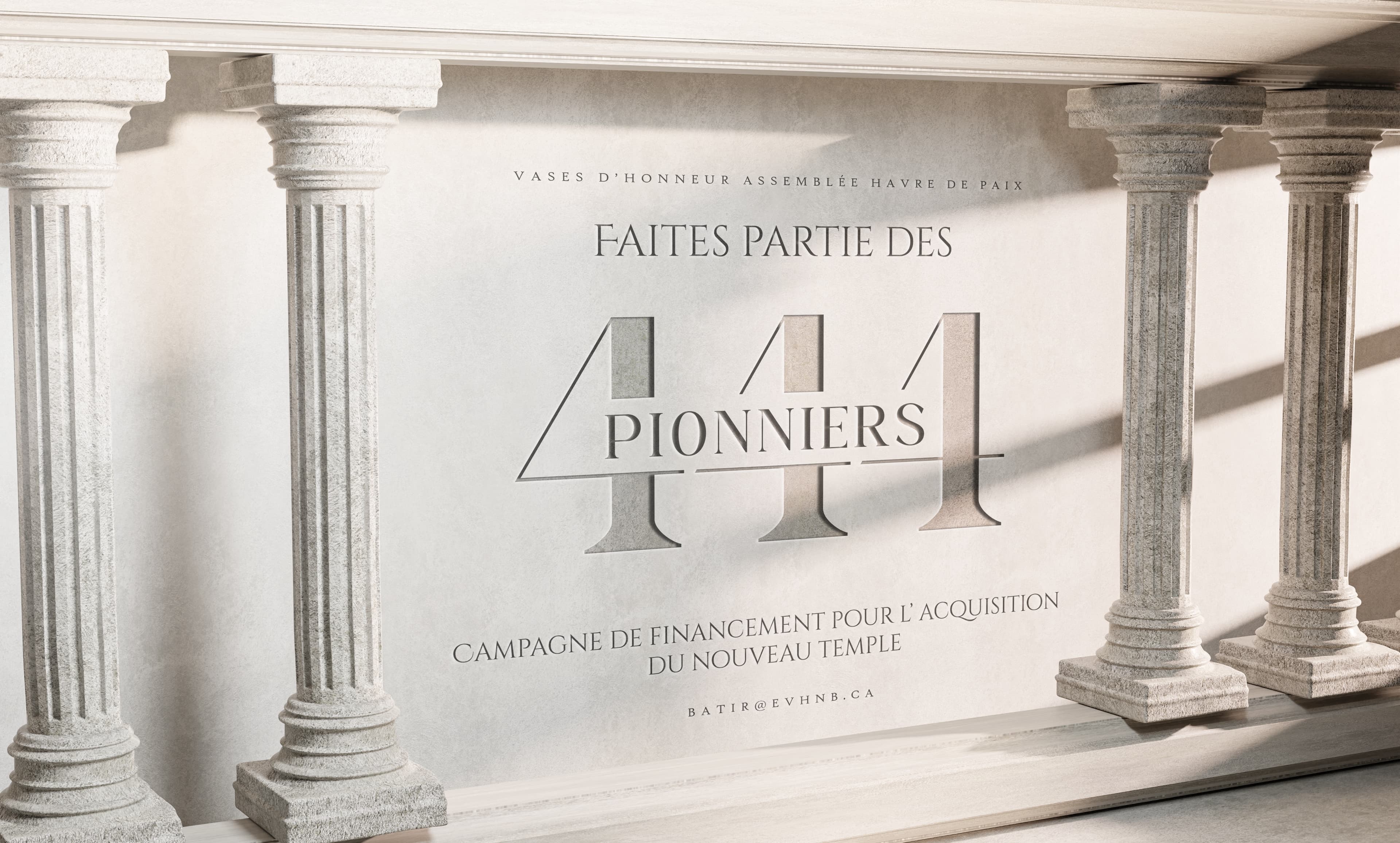 Plaque de pierre gravée « Faites partie des 444 Pionniers », entourée de colonnes de pierre